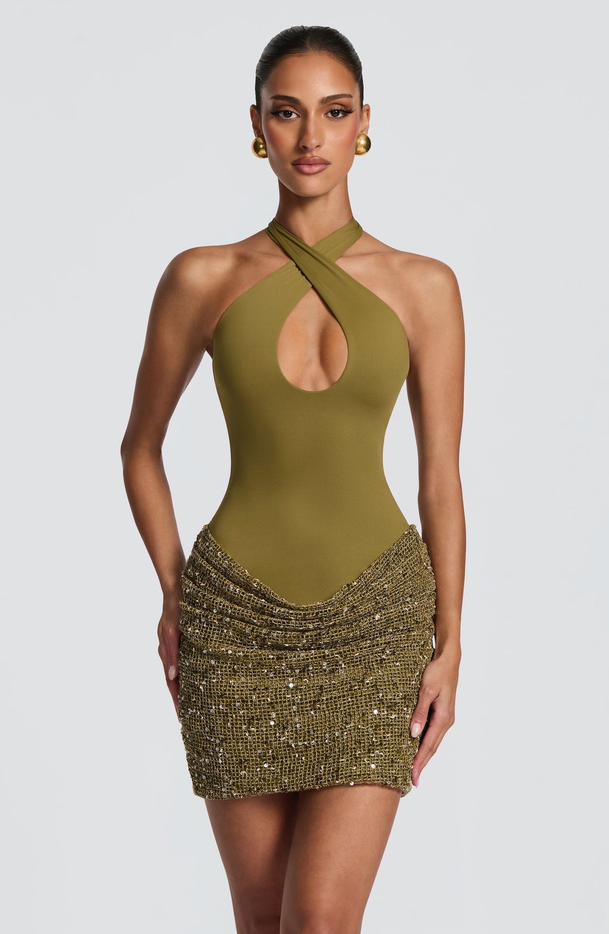 Robe Leya – Robe Courte à Sequins avec Col Halter et Découpe