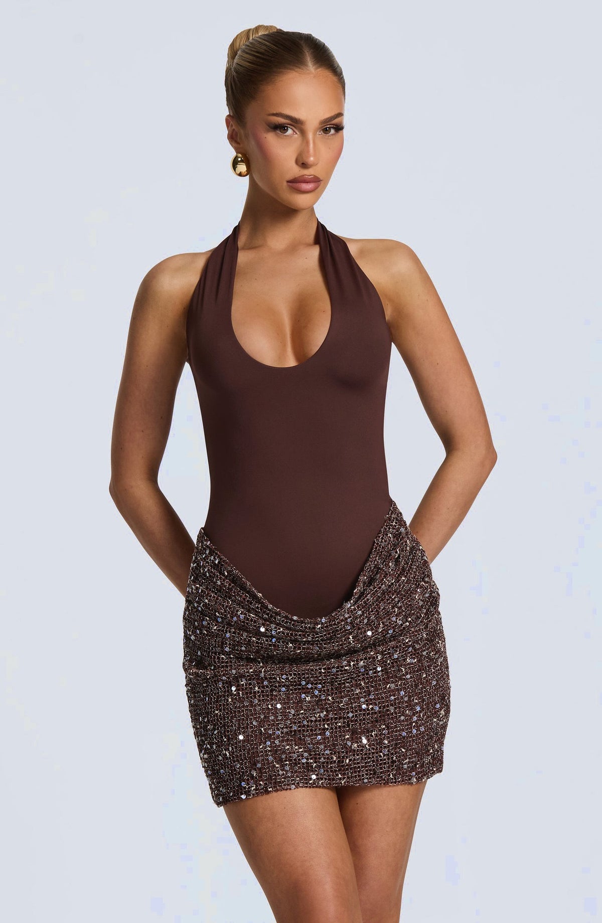 Robe Leya – Robe Courte à Sequins avec Col Halter et Découpe