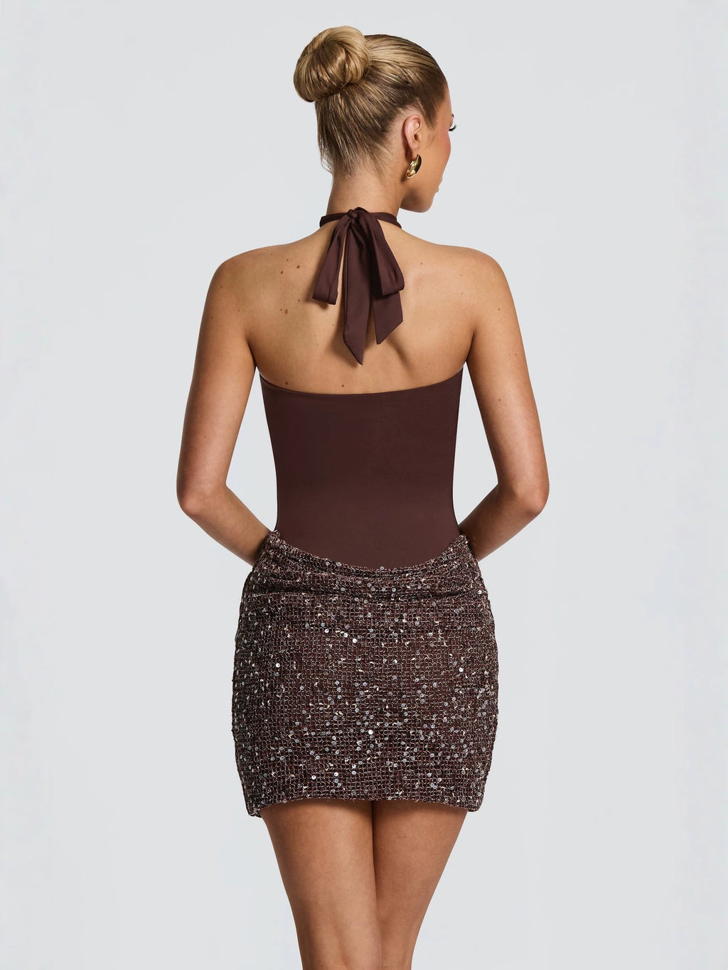 Robe Leya – Robe Courte à Sequins avec Col Halter et Découpe