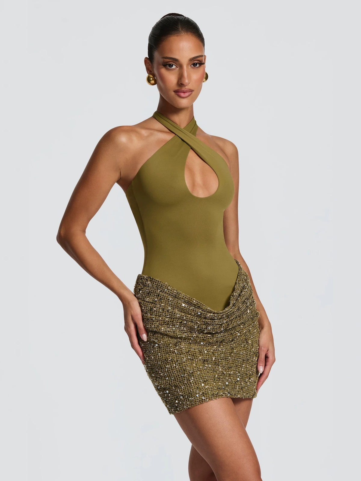 Robe Leya – Robe Courte à Sequins avec Col Halter et Découpe