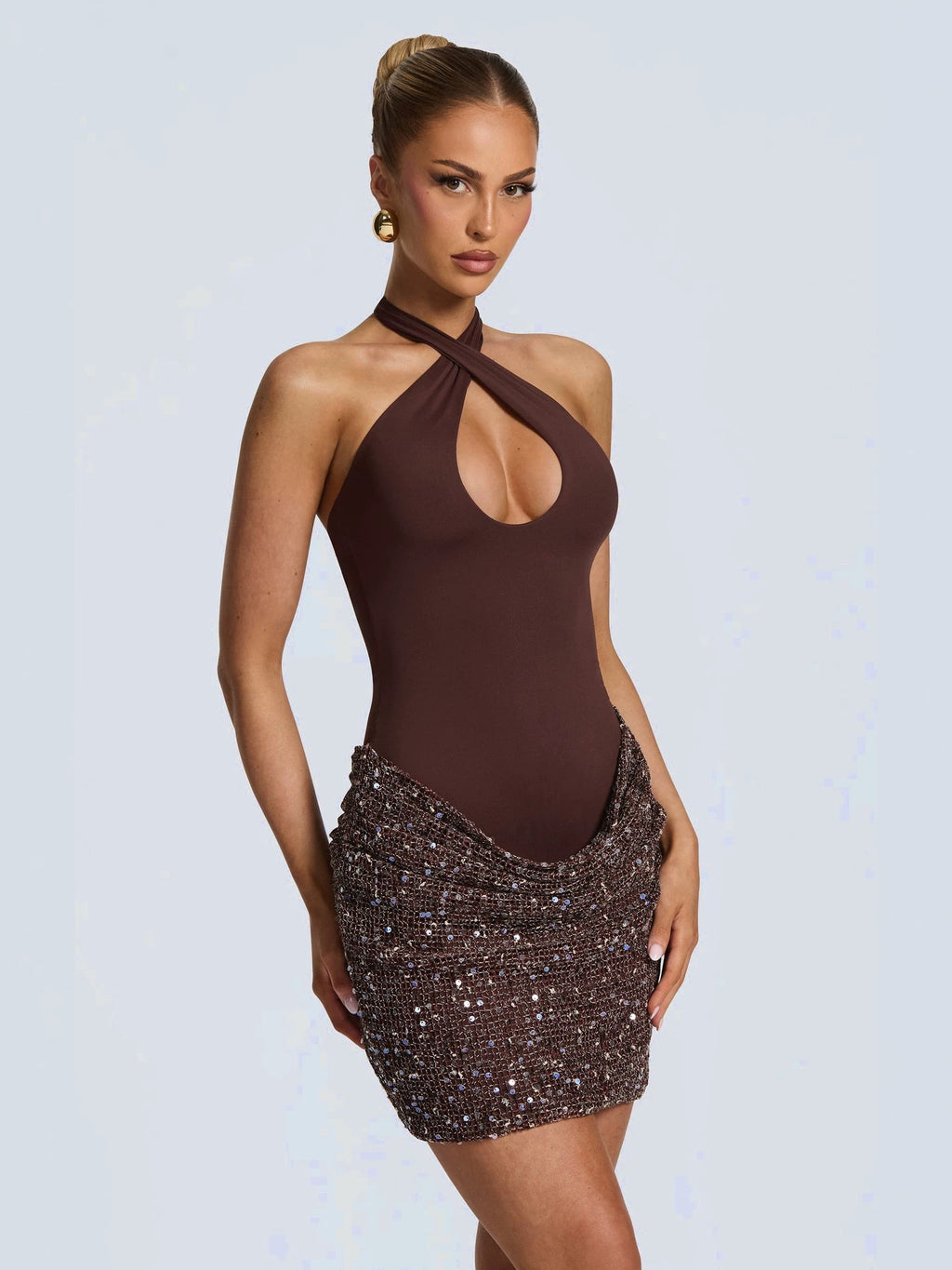 Robe Leya – Robe Courte à Sequins avec Col Halter et Découpe